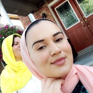 Meet your Posher, Khalida